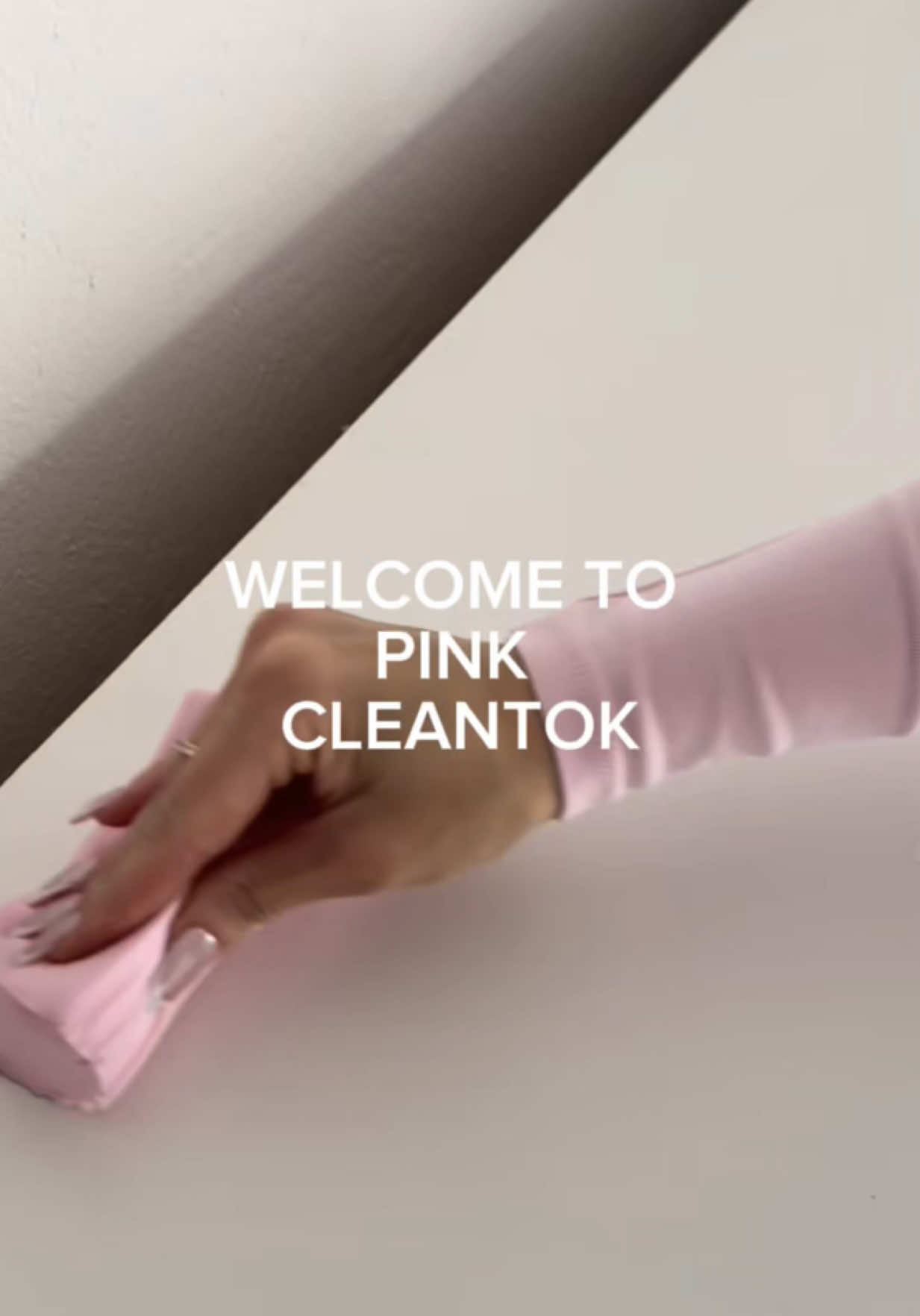 keep it clean but make it girly🎀👧🏼🫧 where are my cleaning besties?🤭🌸💕#CleanTok#cleanhome#cleaningtiktok#cleaning#clean#cleaningmotivation#motivation#pink