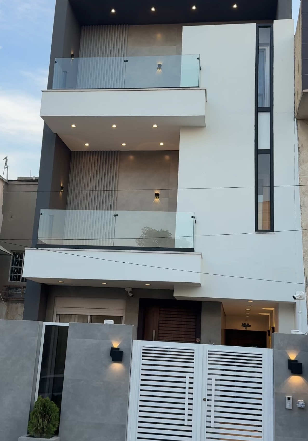 بيت  ينضم إلى قائمة مشاريعنا! تم تنفيذ هذا المنزل بمساحة ١٢٥ متر مربع، بواجهة ٥ متر ونزال ٢٥ متر، من قبل فريق ركن الإعمار بأعلى معايير الجودة والدقة في العمل. نهتم بأدق التفاصيل من الهيكل إلى اللمسات النهائية، لنحول التصاميم إلى واقع يلبي طموحات عملائنا. تفكر تبني؟ خلّي حلمك بيد أمينة. للاستفسار والتواصل: 07722616599 أو زورونا بموقعنا للتعرف على المزيد من مشاريعنا بغداد / المنصور ـ قرب مطعم كباب نينوى #بناء #هندسة_مدنية #هندسةمعمارية #هندسة_ديكور #هندسة_ديكور_تصميم_داخلي_تصميمي_رسمي 