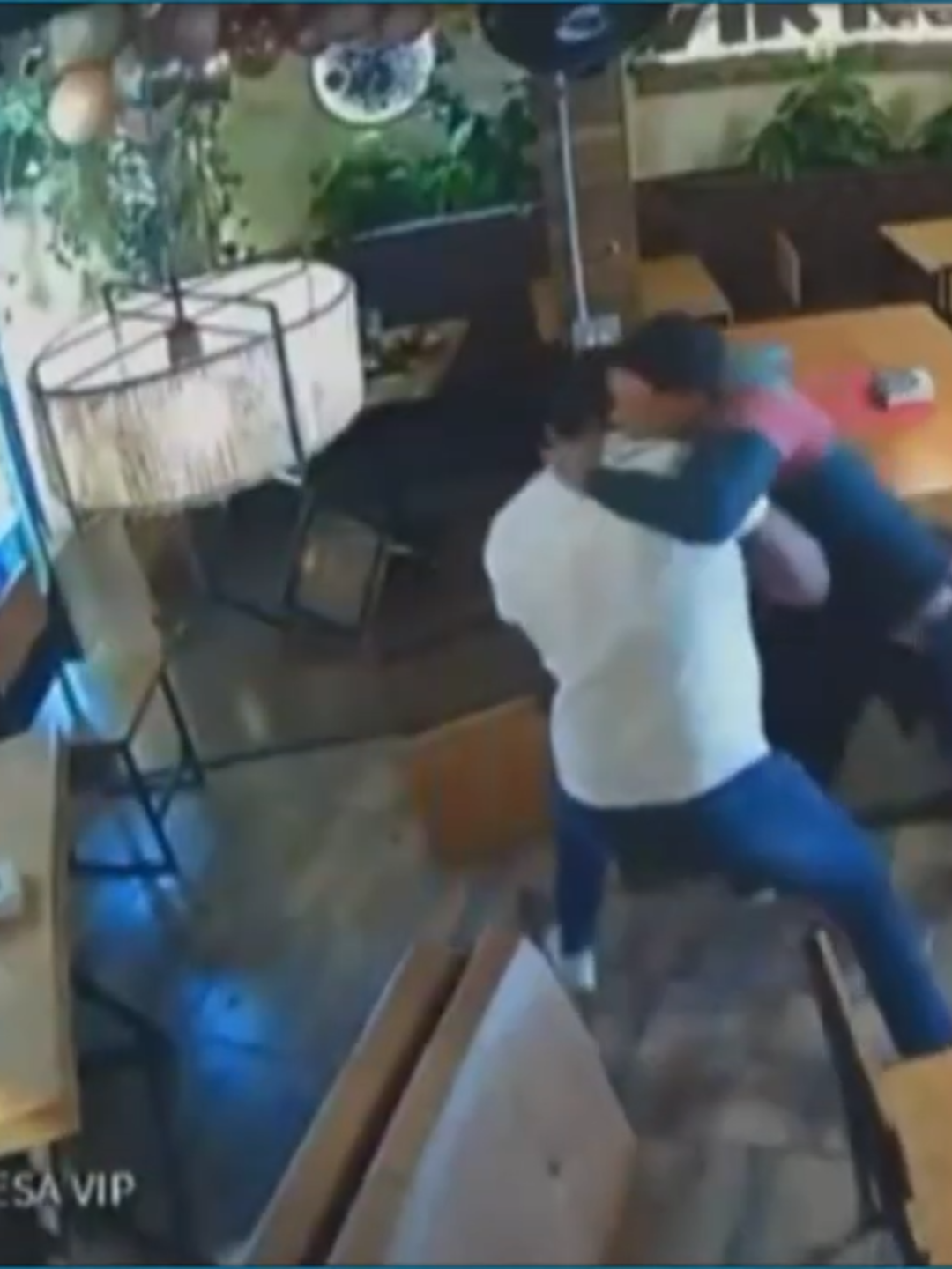 Caso de robo en restaurante de Aranjuez terminó con un comensal muerto. Tragedia en restaurante de Aranjuez, Medellín: Un comensal fue asesinado al oponerse a un robo en el establecimiento. Las autoridades investigan el caso y buscan a los responsables. #RoboEnAranjuez #SeguridadMedellín #JusticiaParaLaVíctima #NoMásViolencia
