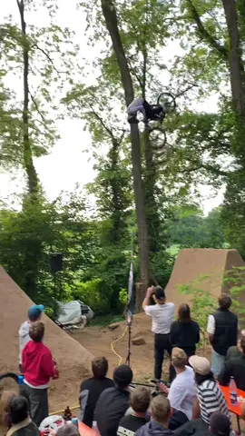 The feeling I ride for! 💕☝🏼  Won best trick comp with this one 🙌🏼 big up to all the people around me!! 🖤  #mtb #mountainbike #freeride #kratertrails #fyp #freeridemtb #ridelife #viralmtb @Schanzenwerk 