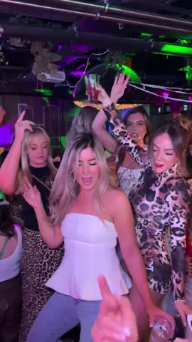 Just gimmeee the lighttt 🔥 🎉💃 #fyp #foryou #belfastbrunchco #vibes #singalong #seanpaul #girls #team #girlhood #friends #goodtimes #party #2025 #viral #fypviral 