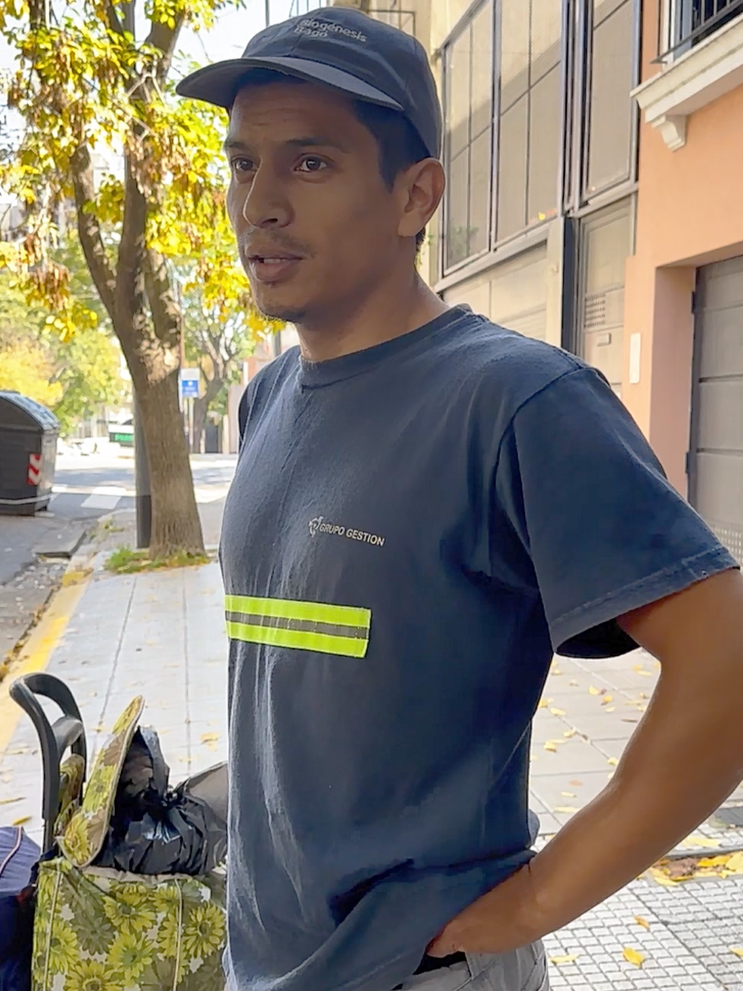 Después de unos meses de desconexión pude volver a hacer lo que más me gusta... conocer historias de personas increíbles. En este caso, quiero contarles la historia de Nico, el hace changas de albañilería y pintura pero quiere conseguir un trabajo, cuándo le pregunté en qué se sentiría cómodo me respondió que en una empresa de logísitica, cargando y descargando camiones.  ¿Querés ver cómo siguió nuestra charla? Like para parte II. Si deseas realizar un aporte escribime un DM para indicarte como puedes hacerlo posible 📩