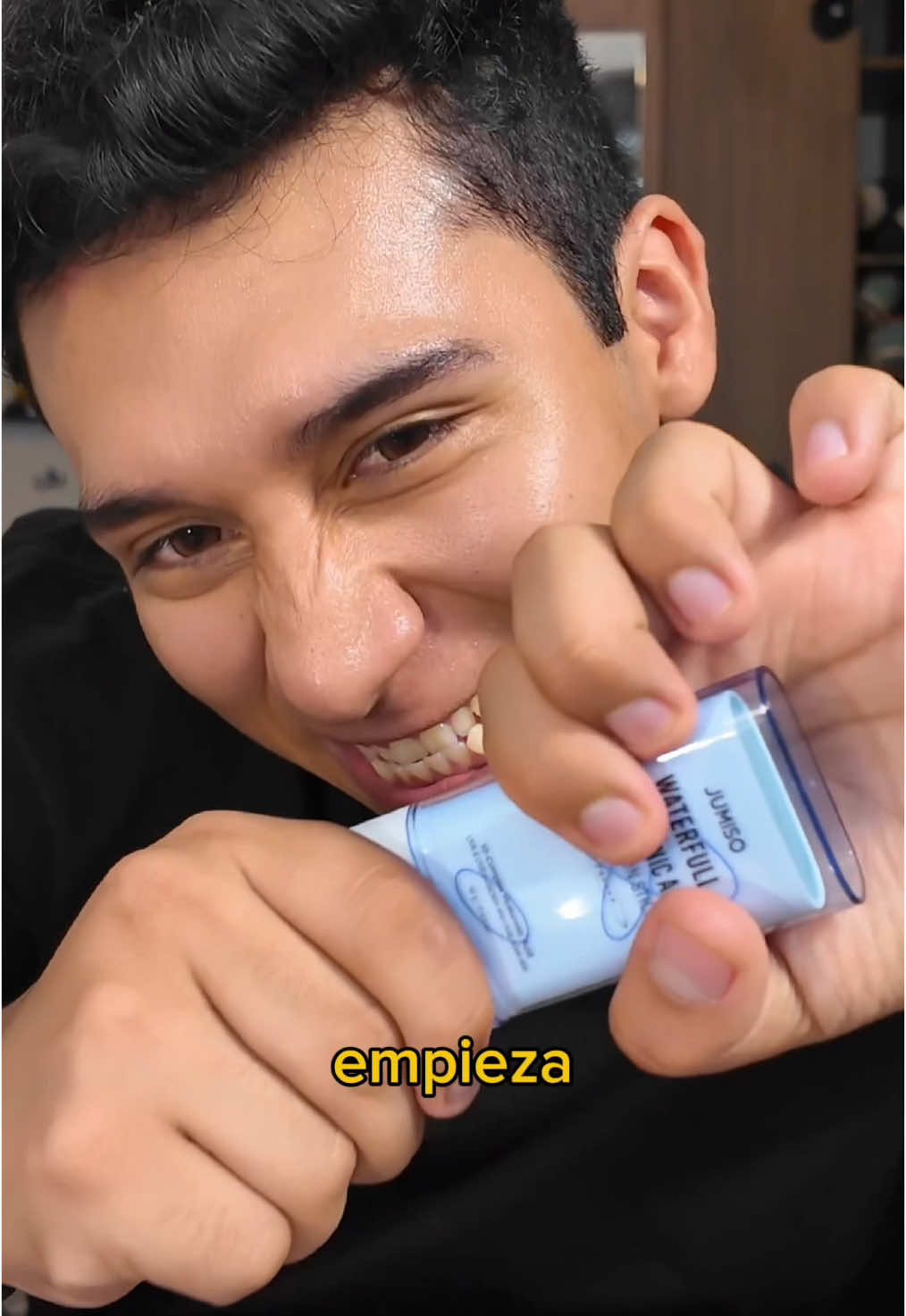Lo mejor para evitar el envejecimiento prematuro es la correcta protección solar… Estoy usando el Waterfull Hyaluronic Acid Cooling Sun Stick de @JUMISO_latam  Que ahora está a 50% de dsctooooo#skincaretips #skincare #protectorsolar #rejuvenescimento 