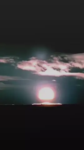 Tsar Bomba, Diuji pada tanggal 30 oktober 1961. Bom hidrogen  yang  memiliki daya ledak 50 megaton TNT. Jangkauan dampaknya adalah: Gelombang kejut: Terasa hingga 1.000 km. Radiasi termal: Dapat membakar hingga 100 km. Radiasi nuklir langsung: Membahayakan hingga ratusan kilometer. Hujan radioaktif: Bisa mencemari wilayah hingga ribuan kilometer. #nuklir#bomhidrogen#tsarbomba#kutiliskansebuahcintasegitiga 