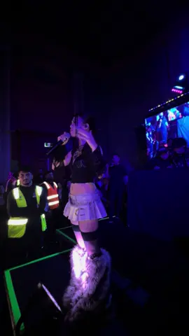 tlinh - nếu lúc đó - in Sydney  Cổ siêu đánggg yêuuuuu @tlinh 🩷