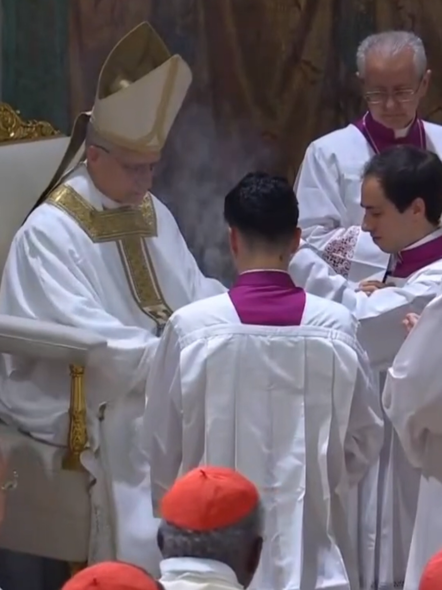 Acclamation de l’Évangile lors de la messe de clôture du conclave présidée par le Pape Léon XIV, le 9 mai 2025.  Paroles en latin :  Alleluia ! Tu es Petrus, et super hanc petram aedificabo Ecclesiam meam. Alleluia ! Paroles en français : Alléluia ! Tu es Pierre, et sur cette pierre je bâtirai mon Église. Alléluia ! #tiktokchretien #chretien #catholique #pape 