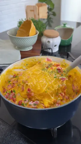 Um dos melhores caldos que eu já fiz 🤤 Para o frango  * 400g de peito de frango  * Sal * Pimenta do reino * Páprica picante  * 2 dentes de alho ralado  Para o restante da receita  * 1/4 de abóbora  * 500g de mandioca  * 1 pimenta de cheiro (opcional) * 4 dentes de alho * 1/2 talo de alho poro  * 1 cenoura  * Tomilho fresco  * Caldo de frango (opcional) * 150g de bacon  * Salsinha a gosto Faz e me conta?