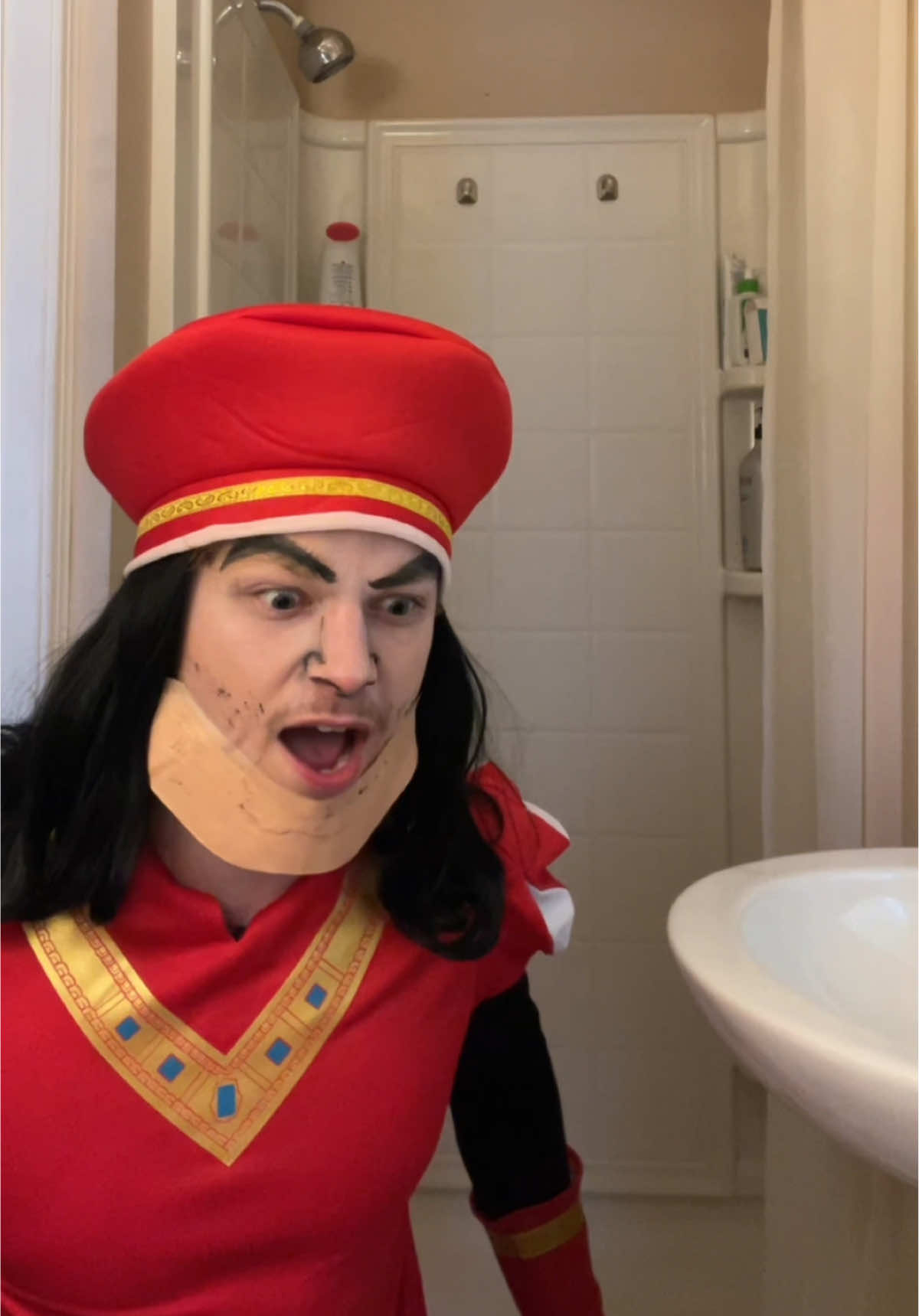 I am the king 👑 #lordfarquaad #shrek #gingerbreadman #doyouknowthemuffinman 