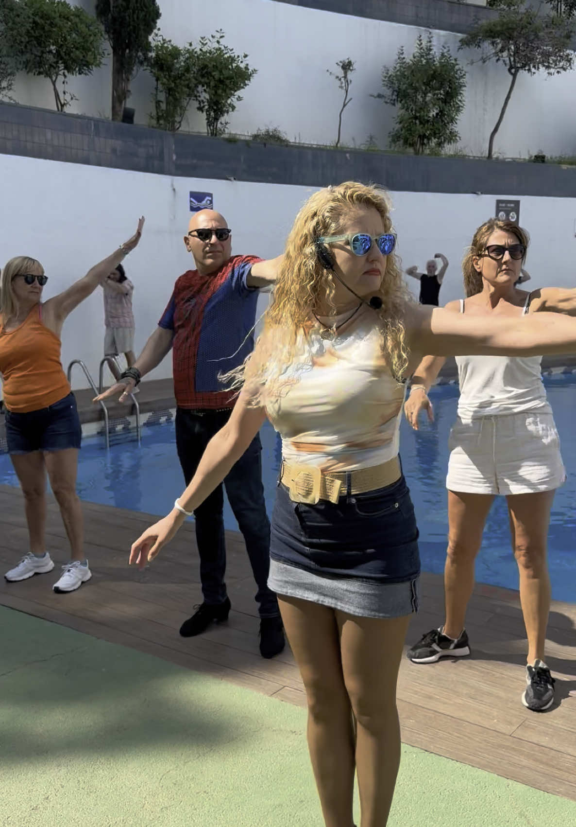 💃🌊 ¡La energía se desbordó junto a la piscina! Los alumnos de Sergio e Isabel nos hicieron mover el cuerpo con este baile contagioso… ¡y nadie se pudo resistir! 🔥🙌 Una vez más, demostramos que en el Club Natació Sabadell no solo se nada… ¡también se baila, se disfruta y se vive en comunidad! 💙💪 Gracias a todos los que se unieron a este momentazo. ¡Seguimos creando recuerdos inolvidables! 🎶✨ #CNSVibes #BaileEnLaPiscina #ClubNatacióSabadell #OrgulloCNS #movimientoqueune @CLUB NATACIÓ SABADELL 