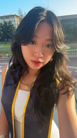 she’s finally out of the trenches yay! #ucberkeley #cal #grad #yas 