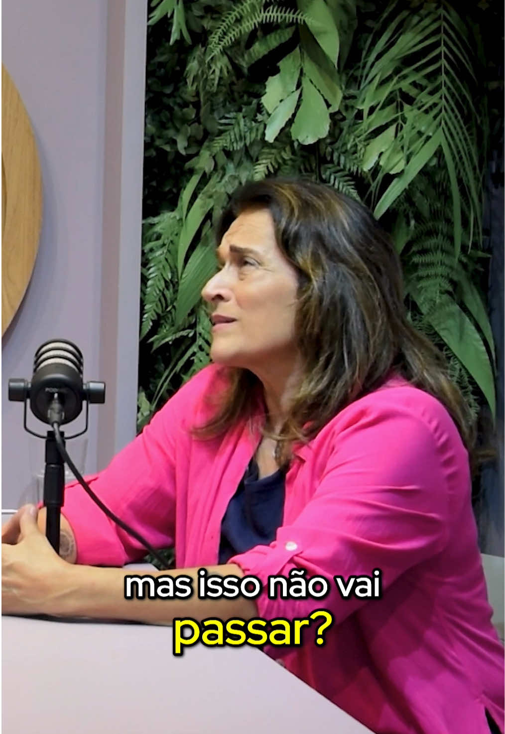 “Isso não vai passar? Tá demais...” Se você já pensou isso nos primeiros dias de maternidade, esse vídeo é para você. A privação de sono, o corpo exausto, o bebê que chora de madrugada, a sensação de estar sobrecarregada… tudo isso faz parte do puerpério, esse lugar tão invisível, mas tão real. Mesmo sabendo que você deu conta ontem, o corpo grita hoje: “não vou conseguir...”Mas você segue, exausta e transformada, descobrindo uma nova mulher em cada noite mal dormida. Assista esse momento potente do episódio e depois corre lá no meu canal para ver o episódio completo! Link na bio ou busque: Podemocionar - Simone Martins #Podemocionar #MaternidadeReal #Puerpério #PrivaçãoDeSono #ExaustãoMaterna #SimoneMartins #PodcastDeMãe #CansaçoMaterno #MãeDePrimeiraViagem #PsicologiaMaterna