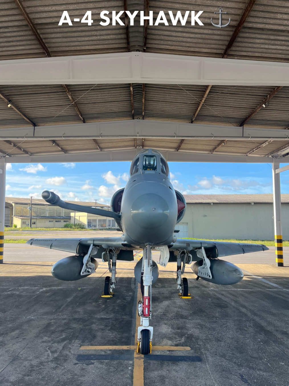 No Brasil, o A-4 Skyhawk foi utilizado pela Marinha com a designação AF-1 (versão modernizada), operando a partir do porta-aviões NAe São Paulo. #marinhadobrasil #navy #militar #brasil #caça #a4skyhawk 
