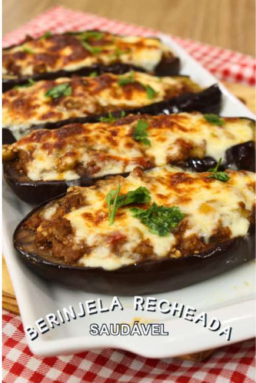 Berinjela recheada no forno - saudável e em poucos minutos! 🍆 Já salva para fazer mais tarde! ✅♥️ 📝Ingredientes:  02 berinjelas médias 300g de carne moída ¼ de pimentão vermelho ¼ de pimentão amarelo sal 02 dentes de alho pimenta-do-reino páprica picante 01 sachê de molho de tomate ou molho caseiro cheiro verde queijo mussarela para gratinar Segue @Marisalmeronoficial  #berinjela #berinjelarecheada 