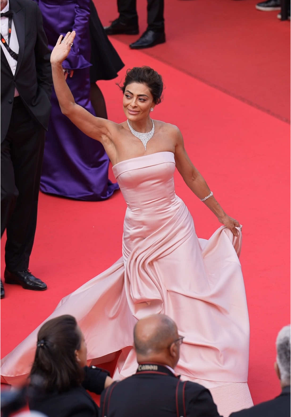 A elegância de @Juliana Paes styled by me at #CannesFilmFestival  Wearing custom made couture by George Chackra e Alta joalheira da Damiani!  Video do incrível GERSON LÍRIO  #cannesfilmfestival2025 #redcarpet #fashion 