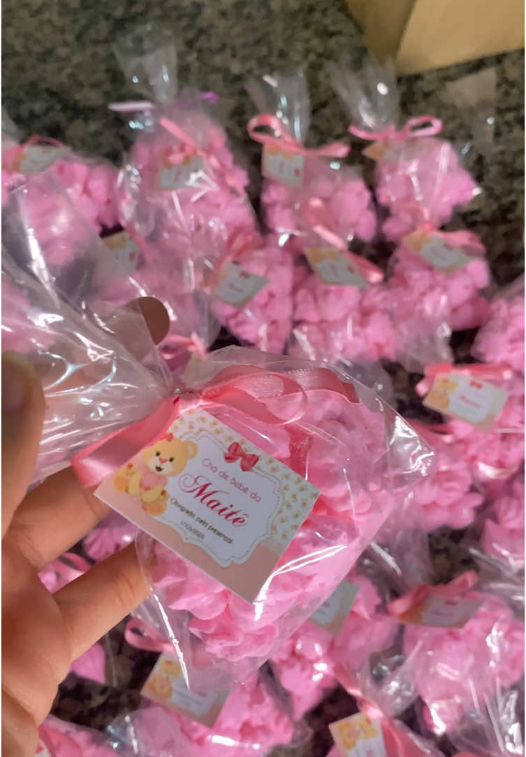 Suspiro personalizado 🩷🤏🏻 . . . . #suspiros #docesartesanais #doces #chadebebemenina #rosa #festainfantil #ideiascriativas #docespersonalizados #docesgourmet #caseiro #facilyrapido 