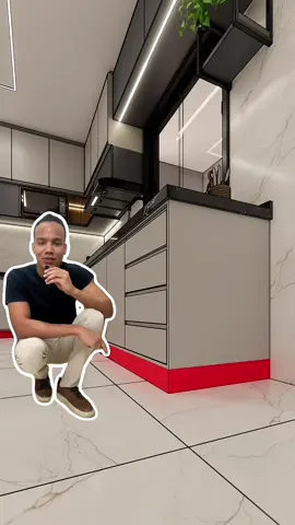 Você sabia que o sóculo — aquela base dos armários — pode influenciar até nas dores nas costas? 😳 Na hora de planejar sua cozinha planejada ou qualquer móvel sob medida, é essencial prever o recuo do sóculo pra encaixar os pés corretamente. 👉 A medida ideal é de 10 a 15cm de altura por 10cm de profundidade. Isso garante mais conforto, facilita a limpeza, protege contra umidade e ainda dá mais durabilidade à marcenaria. Não é só estética: é funcionalidade e bem-estar no dia a dia. 😉 🔁 Salva esse post pra lembrar quando for fazer seus móveis e marca quem tá montando a cozinha agora! ⸻ #sóculo #marcenariainteligente #cozinhaplanejada #dicasdeobra #móveisplanejados #arquiteturabrasileira #dicasdearquitetura #construçãocivil #designdeinteriores #obrasemestresse