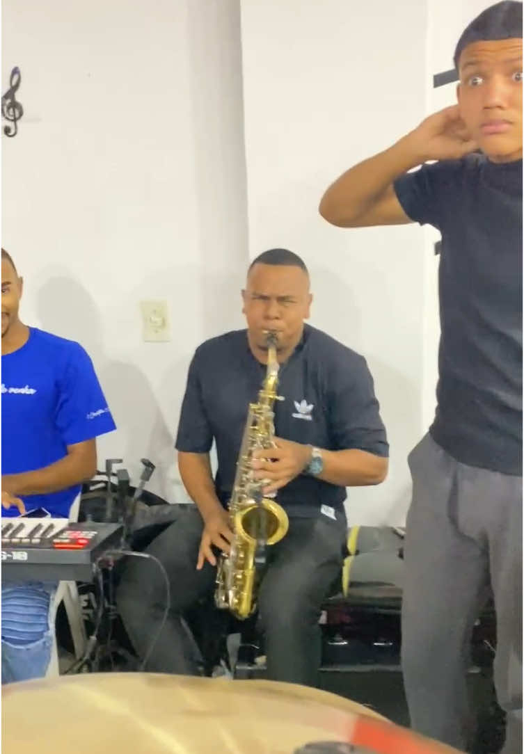 Se ele passar nesse sax o fogo vai descer … ❤️‍🔥🎶🎼 #fy #fé #sax #corinhodefogo 