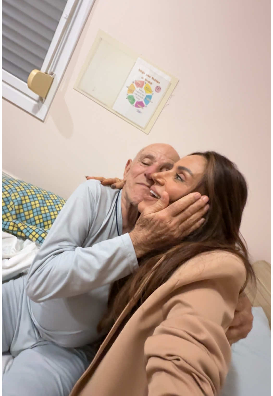 Não importa o horário, sempre  sou recebida com essa alegria nem o Alzheimer apaga o amor que meus véinhos sentem 💛✨  👵🏼👴🏼🫶🏼 #MeusAmores #VéinhosDoCoração #AmorQueFica #AlzheimerNãoApaga #FamíliaÉTudo #CuidadoComAmor #PresençaValeMais #MemóriaDoCoração