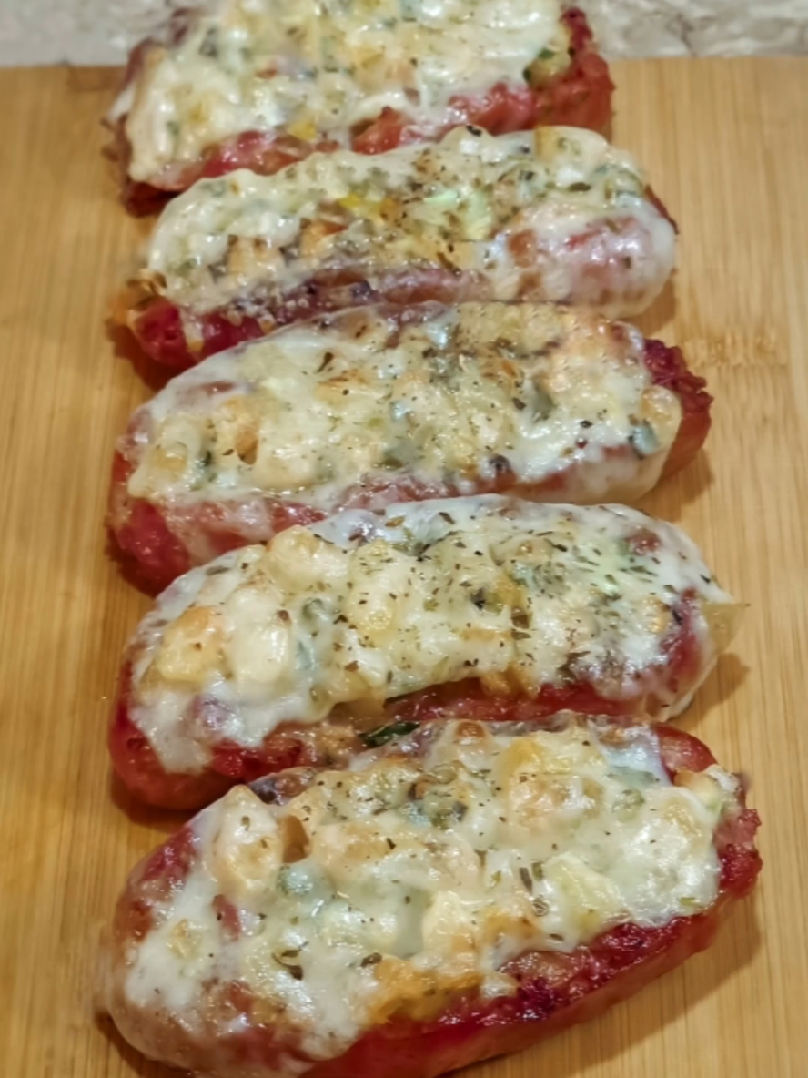 Linguiça Recheada com Queijo e Vinagrete, Combinação Perfeita! INGREDIENTES: Linguiça Toscana 5 unidades Tomate 1/2 Cheiro Verde a gosto Cebola 1/2 Sal a gosto Pimenta-do-Reino a gosto Azeite 1 colher de sopa  Mussarela a gosto Orégano a gosto #linguica #comidatiktok #foryoupage #comidacaseira #receita 