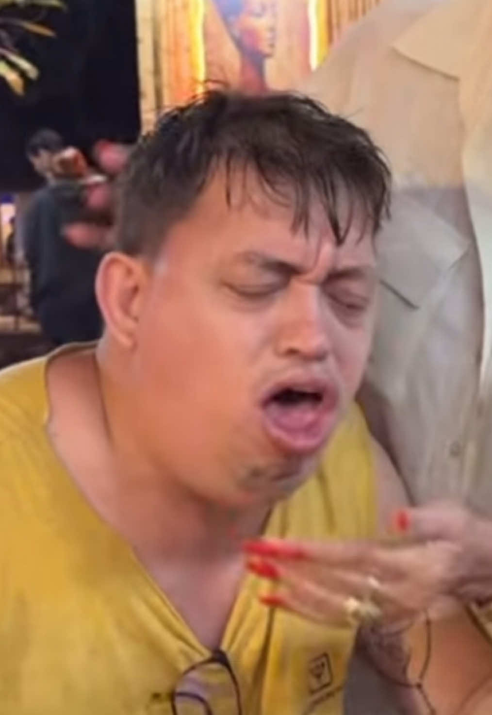 Engasgando com a boca cheia de comida  #engasgando #comida #guloso #olhogrande #ranchodomaia🌻💥🎥  #carlinhosmaia 