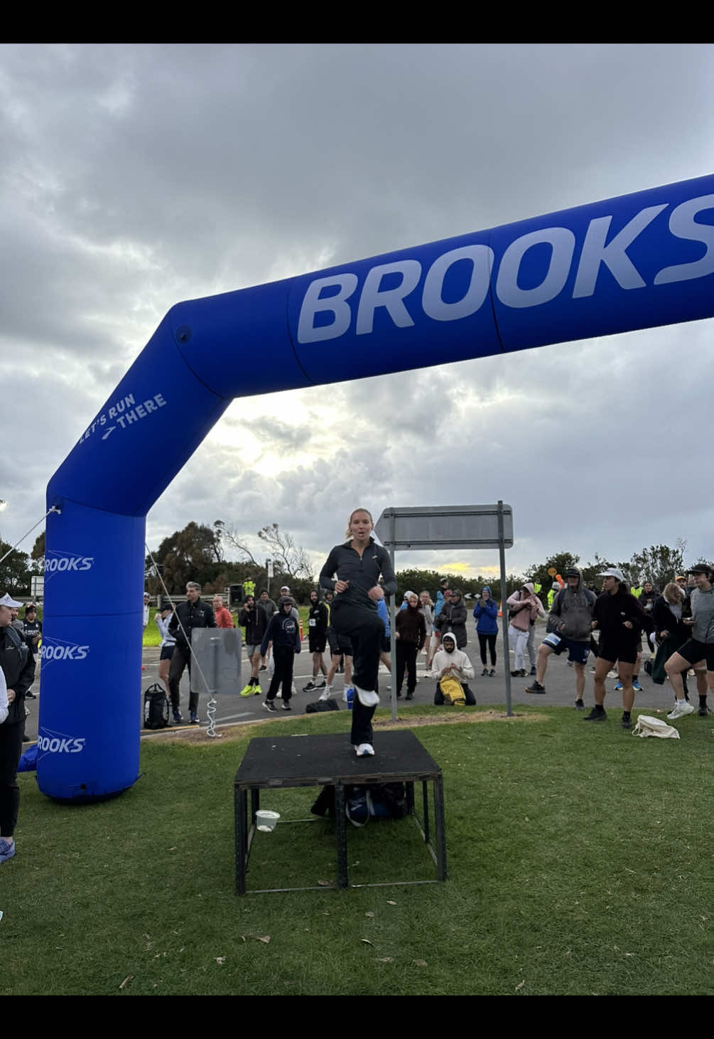 Warming up the 4000 @Brooks Running Half Marathon Runners on Sunday @Great Ocean Road Running Fest was an absolute honour!! Such a step out of my comfort zone but I had the best time 💙🥹🙈 #Running #halfmarathon #warmup #fyp #greatoceanroadrunfest 