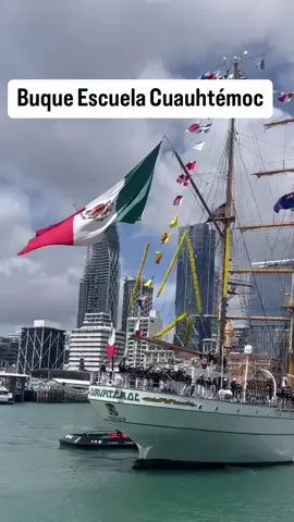 Recuerdos de una semana muy melancólica con la visita del buque escuela Cuauhtémoc. 🇲🇽 Desde su llegada, ondeando a lo lejos los colores de la bandera, mostró la fortaleza de su travesía que inició en México, recorrió Asia y llegó hasta este rincón del mundo. Luego, en la cena de gala organizada por la Secretaría de Marina, tuvimos la oportunidad de conversar y conocer más sobre la experiencia de los 260 marinos, compartiendo con ellos el sentimiento de la distancia. Su partida estuvo marcada por una ceremonia patriótica de despedida. Compartir este momento con otros mexicanos fue una experiencia preciosa. En medio de abrazos, lágrimas y un profundo anhelo por regresar a nuestra tierra, despedimos al buque con el corazón lleno al escuchar esas notas folclóricas que nos transportaron, aunque solo por un momento, de vuelta a México. Es un regalo oír esas melodías a más de 10,500 kilómetros de distancia. Solidaridad y apoyo en este momento al capitán Víctor Hugo Molina Pérez. 🕊️.  @semarmex_oficial @marina1821semar @secretaria_marina @marina.armada.mex @marinamese @ADMIRANTE @MÉXICO 🇲🇽⚓     #buquecuauhtemoc #buqueescuelacuauhtémoc #mexico #marinamexicana #viral #mexicanos #heroesmexicanos #barco #brooklynbridge 