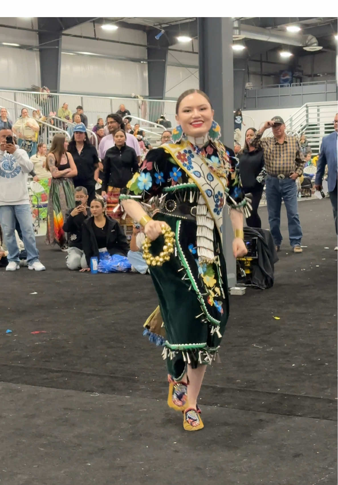 @Zazegaakwe’s awesome special at #manitouahbee #powwow Aiyana vs Dene Sinclair #woodland #strapdress #original #jingle #battlenation 