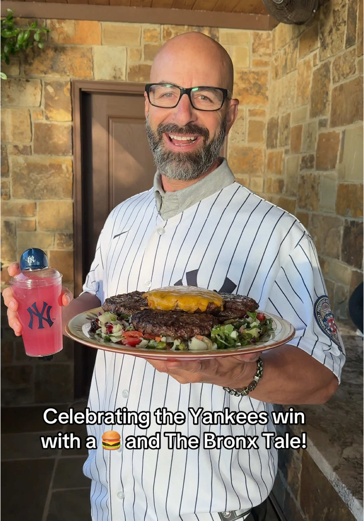Big win for the Yankees. Burgers and Bronx Tale Cocktails ⚾️🍔 #johnnydrinks #yankees 