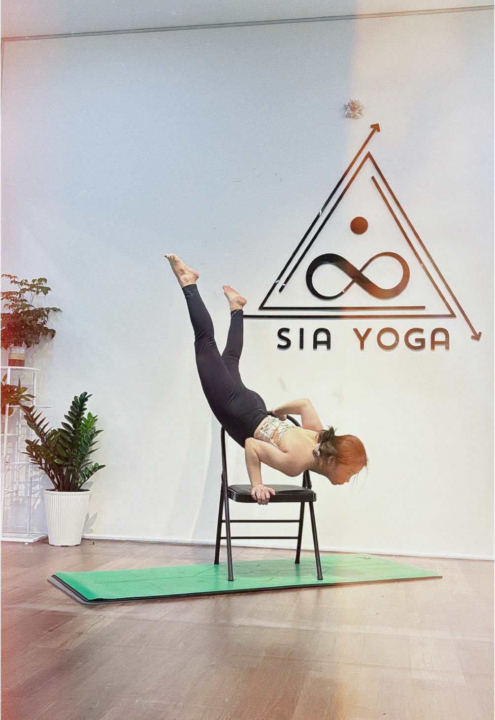 Kẻ vá trời lấp bể Người đắp lũy xây thành Mình chỉ là chiếc lá Việc của mình là xanh. Có người như một vì sao nhỏ, chỉ lấp lánh khi trời về đêm. Có người lại như làn hương thoảng, ai đi ngang qua cũng đủ dịu lòng. 🌱Liên hệ: 0383037002 #siayoga #yogadanang #fitnesscenter #yogacenter #khuchao #naihiendong #sontra #suckhoe #thehinh #yoga #danang #workout #Fitness #thethao #daily #trending #toptrend #xuhuong #suckhoe #khoekhoan #vedep #giamcan