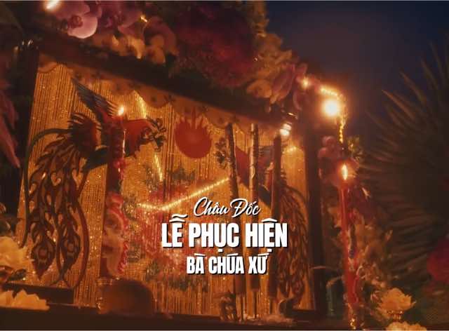 Cung Nghinh Thánh Mẫu Hạ Sơn... Lễ Phục Hiện tại miếu Bà Chúa Xứ núi Sam tái hiện lại huyền tích xưa, kể về chuyện dân làng Vĩnh Tế cùng vợ chồng Thoại Ngọc Hầu thỉnh tượng Bà từ đỉnh núi Sam xuống ngự tại miếu Bà ngày nay #bachuaxunuisamchaudoc #miếubàchúaxứ #thoaingochau