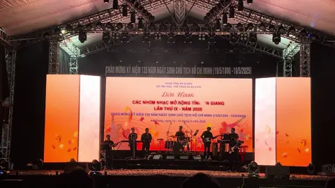 Liên hoan các nhóm nhạc mở rộng tỉnh An Giang. Hoà tấu ban nhạc: Vọng khúc phương nam. Âm nhạc: Mai Thanh Hát. Biểu diễn: Ban nhạc Biển Sáng TTVH tỉnh Cà Mau.