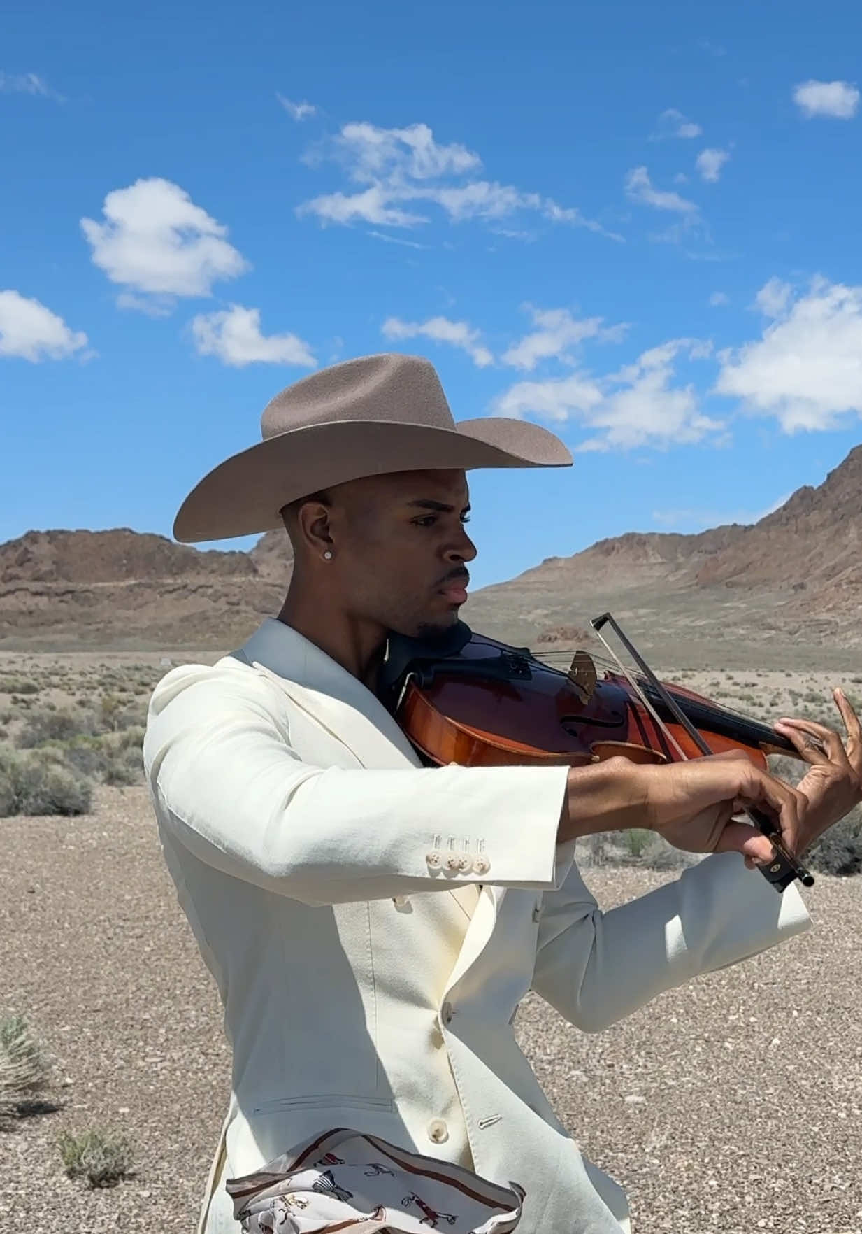 @Beyoncé - II Hands II Heaven 🎻⛅️🐝 #beyonce #iihandsiiheaven #cowboycarter #instrumentalist #violin #viola #beyoncé #beyhive #weddinginspo #cowboycartertour #weddingtiktok 