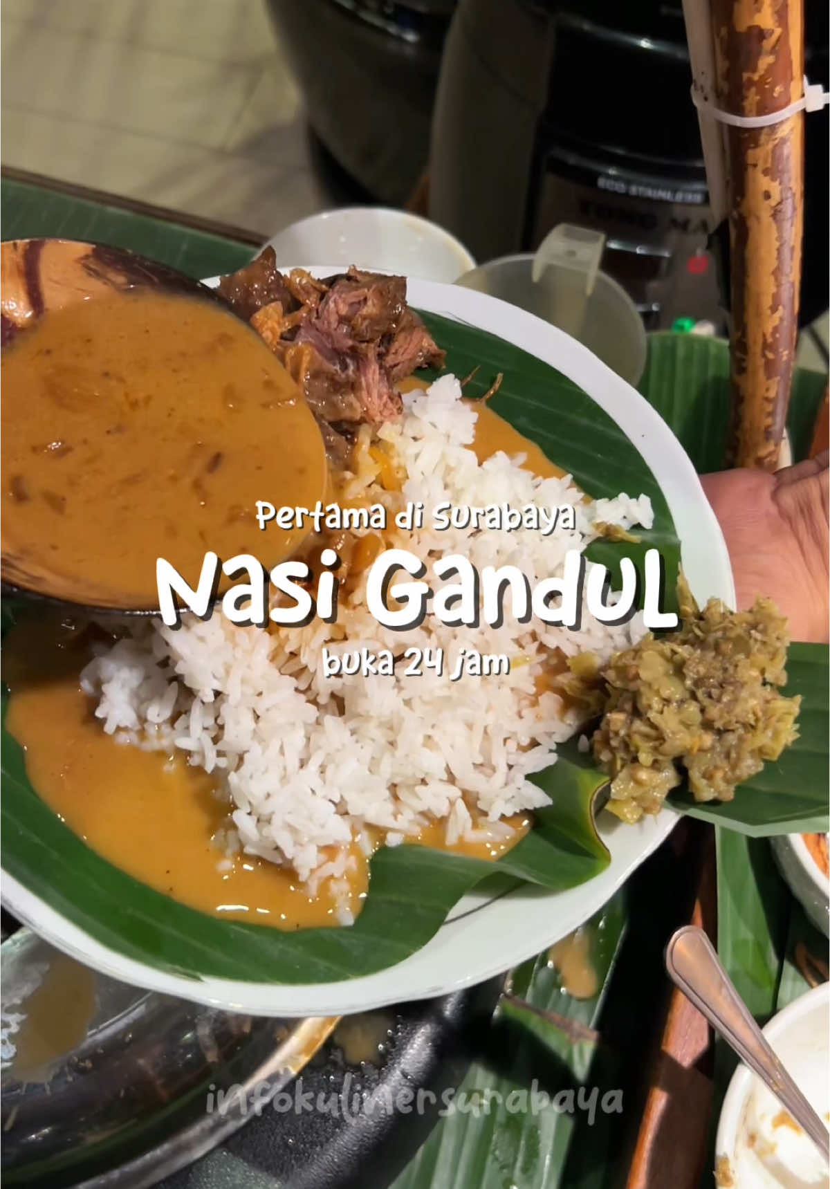 BUKA 24 JAM NASI GANDUL DI SURABAYA ✨ Reeeeekkk .... klo yg kelaperan tengah malem, bingung kemana mending ke Waroeng Pati aja soalnya mereka kini Buka 24 Jam. Autentik disini emang Nasi Gandulnya, selain itu ada Nasi Ayam Adipati yg berempah full. IGA FIESTA Kali ini mereka punya hidangan spesial olahan iga dengan berbagai menu, seperti: Iga Bakar Kecap Iga Saos Lada Hitam Rawon Iga,dll PROMO ‼️ FREE Es Putih Dingin, untuk pembelian menu Iga FREE Honey Pomelo khusus reservasi di tgl 22&23 Mei 2025 Diskon 15% untuk tamu menginap hotel pembelian di 23.00-05.00 informasi lebih lanjut  @waroengpati.sby  #WaroengPati #Buka24Jam #KulinerLezat #FoodLover #DekaHotelsurabaya #MakanKapanSaja #NasiGandul #NasiAyamAdipati #DiskonSpesial #infokulinersurabaya #IKSnasigandul #IKSDekaHotel