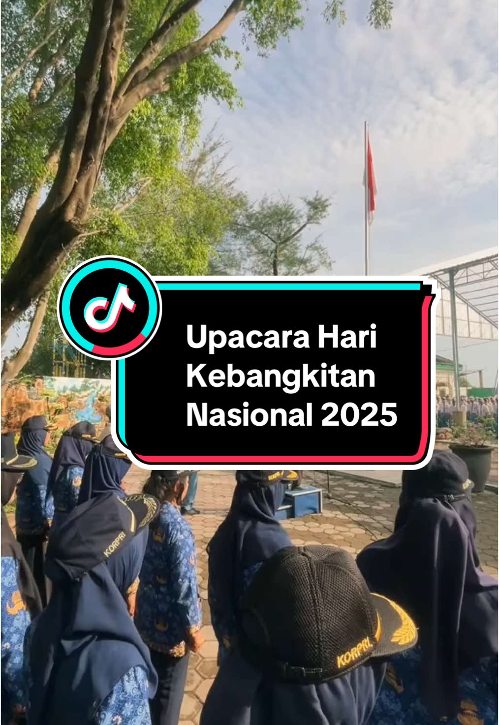 Upacara Hari Kebangkitan Nasional diikuti oleh seluruh peserta didik kelas X, XI, dewan guru, tenaga kependidikan SMAN 1 Purwoasri dan mahasiswa PLP IAIN Kediri pada hari Selasa (20/5). Bertindak selaku pembina upacara adalah Bapak H. Fugu Widodo, S.Pd. Dalam amanatnya beliau menyampaikan Hari Kebangkitan Nasional adalah peringatan yang dilaksanakan setiap tanggal 20 Mei untuk mengenang lahirnya semangat kebangsaan dan persatuan bangsa Indonesia dalam memperjuangkan kemerdekaan.  Hari Kebangkitan Nasional menjadi refleksi tekad kolektif rakyat dalam melepaskan diri dari penjajahan dan menumbuhkan semangat persatuan, nasionalisme, serta gotong royong untuk membangun Indonesia yang kuat dan berdaulat. #harikebangkitannasional #upacarakebangkitannasional #sman1purwoasrikediri #sman1purwoasri #sekolahpelestaribudaya #upacarabendera 
