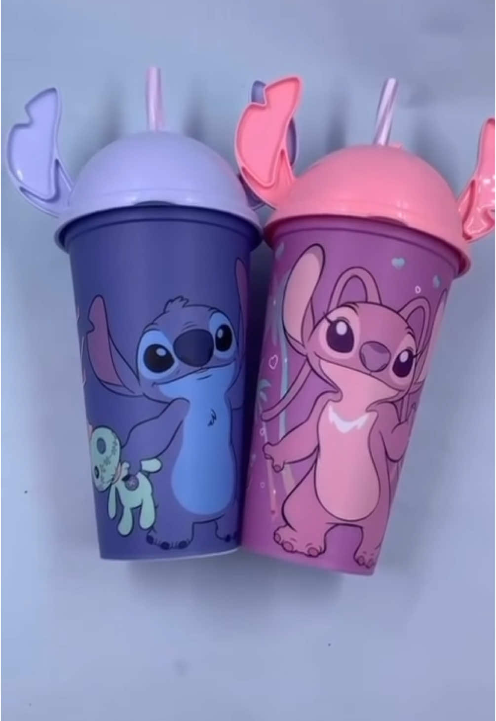 💙💗 Chegaram os copos mais fofos do pedaço! Quem resiste ao Stitch e à Angel? 😍 Perfeitos para presentear ou se mimar — com tampa decorada e canudo, eles são sucesso garantido! 💥 Quantidade limitada! Garanta o seu na Depyan Presentes e Decor! 📍 Enviamos para todo o Brasil 📩 Chama no direct para mais infos #Stitch #Angel #CopoComTampa #PresenteCriativo #DepyanPresentes #CriciúmaSC #LojaFofa #CulturaGeek #PresentesEspeciais #DecoraçãoCriativa #CoposEstilosos #PresentePerfeito #DisneyLovers