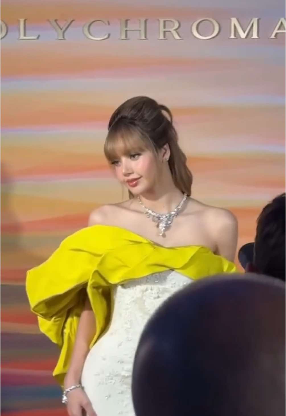 #Lisa 身著平口晚禮服，搭配垂墜黃鑽的 Serpenti 項鍊，現身義大利西西里 Taormina Grand Hotel Timeo，專為寶格麗 BVLGARI Ploychtoma 高級珠寶晚宴而來！ #Blackpink #blackpinklisa