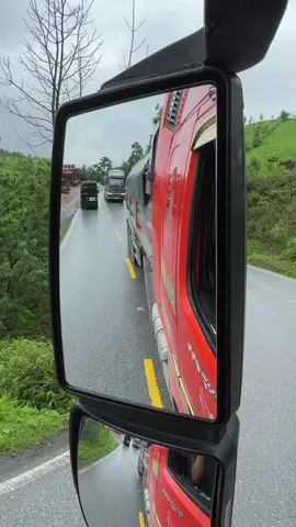 Chán lắm,xe hãng khoẻ k vượt cứ thích đi sau thằng xe lắp ráp cơ😡