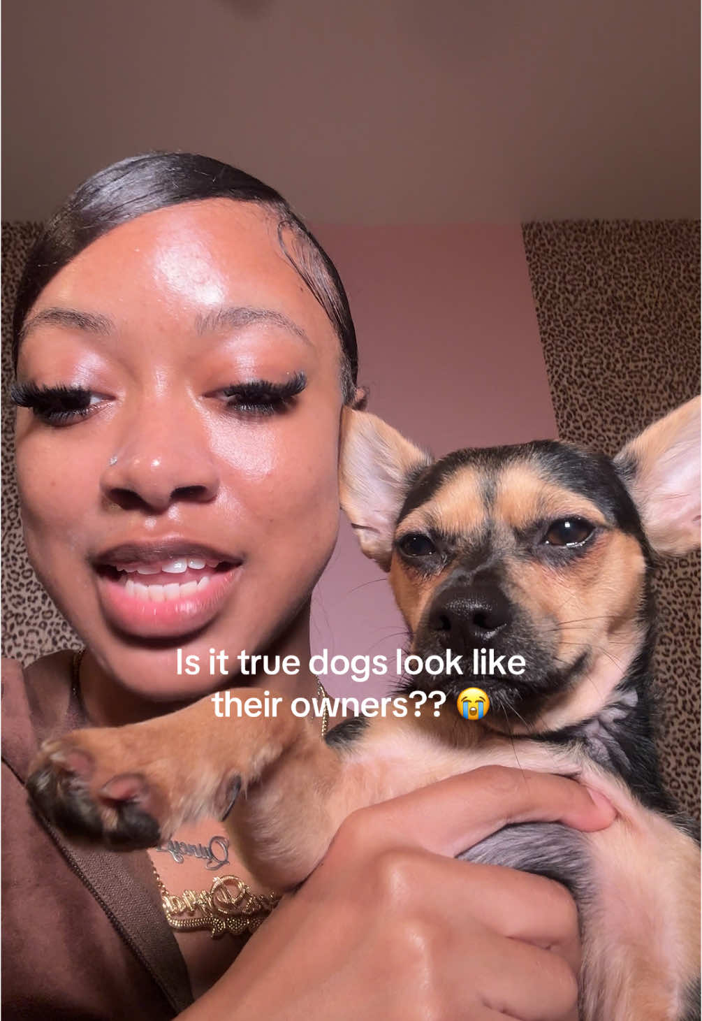 She farted on me ☹️😭 but peep my leopard print wallpaper in the back though 😍😍🤌🏽