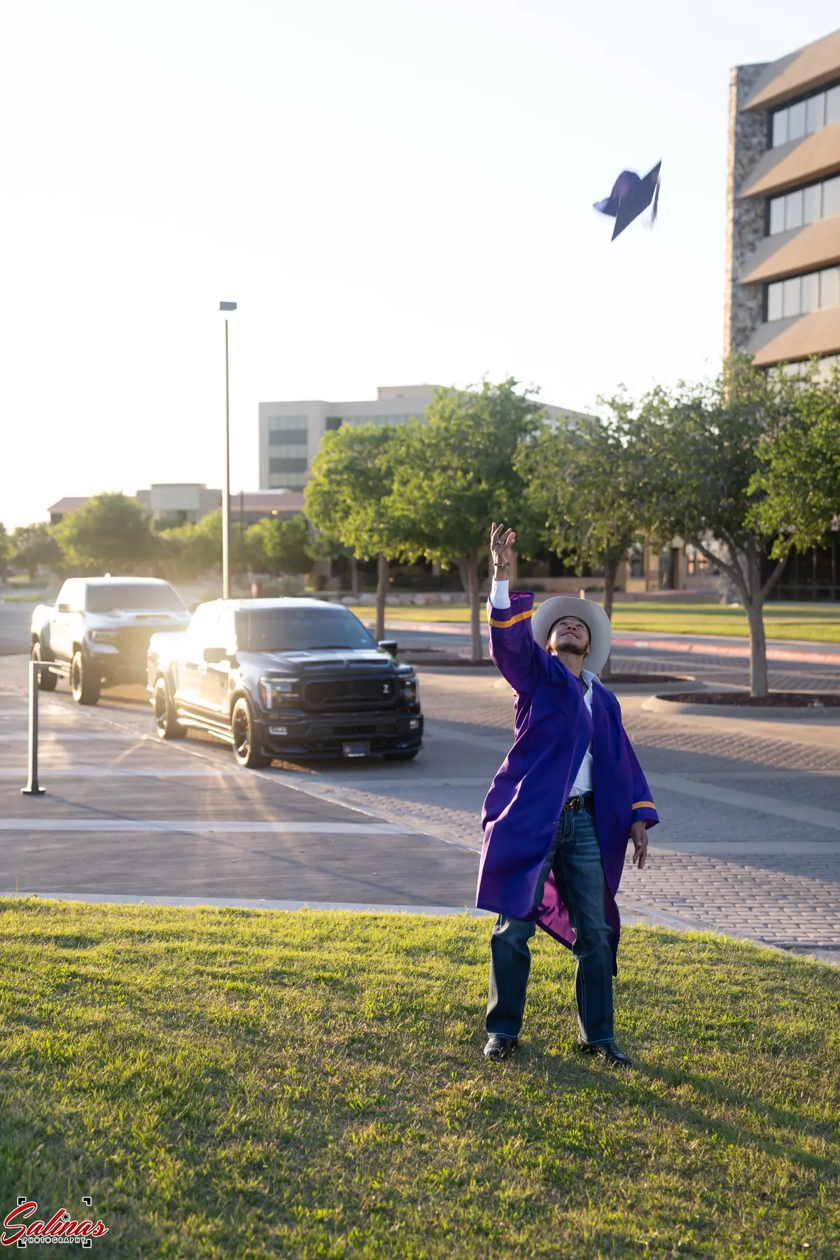 ¡Las 10 mejores fotos de la graduación de Alejandro con dos trocas supercargadas! Top 10 shots from Alejandro’s graduation with both of his supercharged trucks! Today on Salinas we’re featuring Alejandro Carrasco’s graduation shoot with his 2024 Shelby F150 and 2022 RAM TRX—two daily-driven monsters that helped him reach the finish line at Midland High. Thank you to Alejandro and the Carrasco family for letting us capture this unforgettable moment. #salinasphotography 
