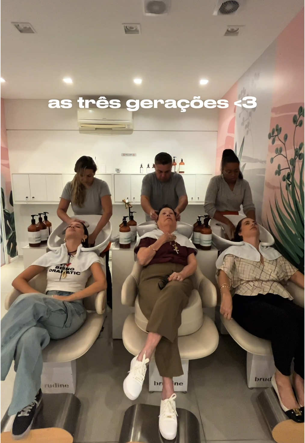 sério eu passei mal com ela no banquinho 🤏🏼🤏🏼🤏🏼 e pra quem quiser facilitar a rotina LAURAEVO20 pra 20%OFF nos serviços da @bLOw - Escova Inteligente 🧡 #vó #escova #blow 