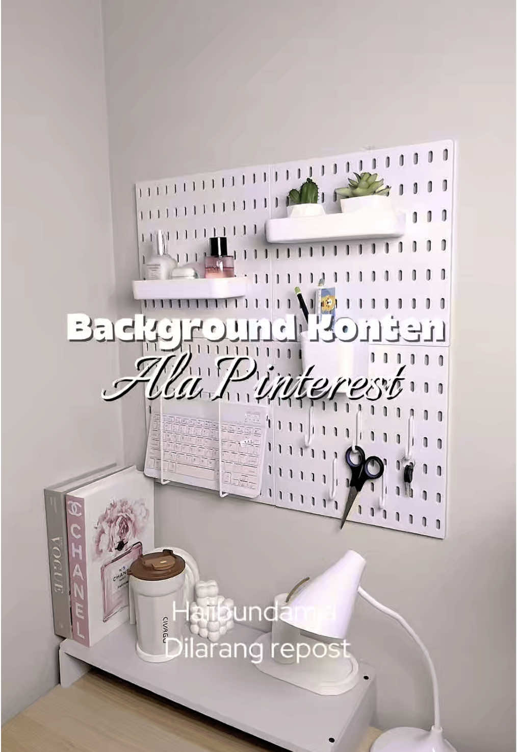 Jadi gak polosan lagi kan 😍 #pegboard #roomdecor #roommakeover #tempatngonten #pegboardorganization 