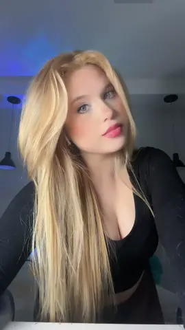 Quem precisa de estampa quando se tem os pelos da Marie por toda a camisa? 😂