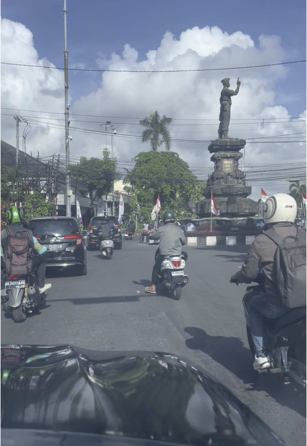 Perempatan viral sudah mulai tertib, baru mau angkuk angkuk kyk si land rover