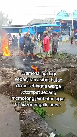 Wamena lagi lagi kebanjiran akibat hujan deras sehingga warga setempat sedang memotong jembatan agar air bisa mengalir lancar #fypシ゚ #jangkauanluas #wamenakebanjiran #publik 