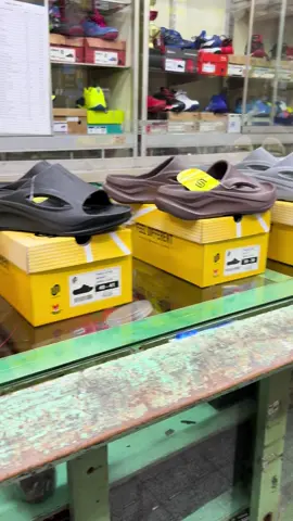 Warna terbaru dari Unerd Thera Active  Lime & Cocoa sudah ready di Anugerah Sports yaa 😁👌   Thera Active adalah sandal recovery yang dirancang khusus untuk memberikan kenyamanan maksimal setelah aktivitas padat. Dengan teknologi Reviva Foam, sandal ini mampu meredakan tekanan pada kaki, memberikan kenyamanan maksimal, dan mempercepat proses pemulihan. Thera Active adalah pilihan ideal untuk pelari, pekerja aktif, atau siapa pun yang membutuhkan pemulihan instan dan kenyamanan maksimal. Lepaskan lelah, bangkitkan kembali energi—dengan Thera Active. Size Chart : 38 - 39 / 25 CM / US 6 - 7 / UK 5.5 - 6.5  40 - 41 / 26 CM / US 8 - 9 / UK 7.5 - 8.5  42 - 43 / 28 CM / US 9.5 - 10.5 / UK 9 - 10  44 - 45 / 29 CM / US 11 - 12 / UK 10.5 - 11.5 Proudly made in Indonesia 🇮🇩🇮🇩