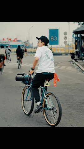 🚲🚲🚲 #outfit #sepeda #federal #commuterbike 