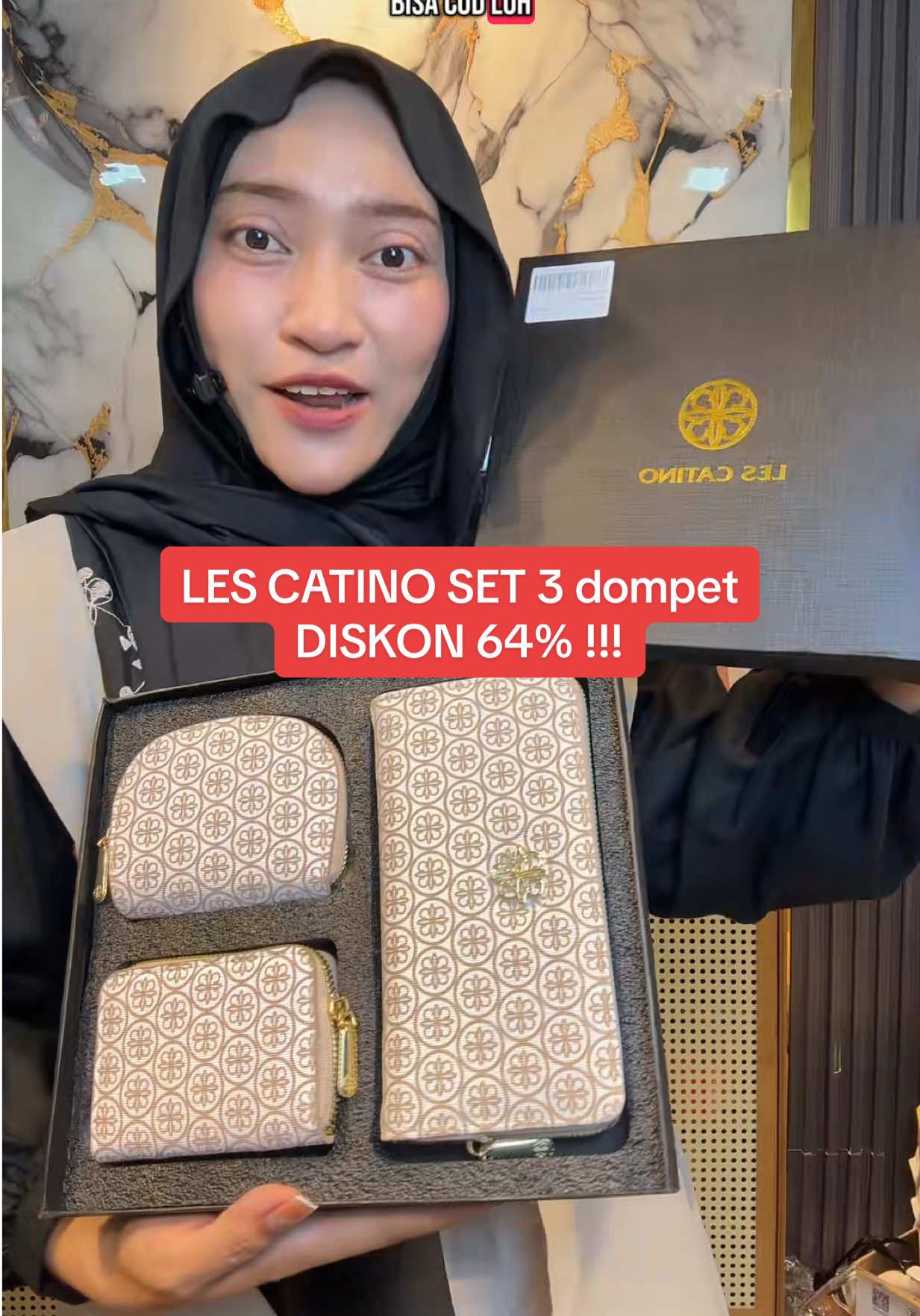 ✨ Dulu liat ini dijual 250 ribuan, sekarang cuma Rp88.000 😱 🔥 Isinya 3 dompet keren (bisa buat kartu, uang, koin) 🎁 Udah dapet box mewah, cocok buat kado juga! 💼 Brand lese catino, tapi kualitasnya gak kaleng-kaleng 💎 Kulitnya kuat, rapi, dan tahan lama—look-nya elegan banget! 🎯 Ini sih bukan diskon, ini sedekah 😆 📦 Buruannn sebelum kehabisan… Klik keranjang kuning sekarang!. . Disclaimer: Harga dapat berubah sewaktu-waktu tanpa pemberitahuan sebelumnya karena adanya diskon, flash sale dari toko maupun TikTok yang dapat berubah secara dinamis. Pastikan cek langsung di keranjang kuning untuk melihat harga terbaru!. . #dompetkartu #dompetmurah #lescatino #dompetlescatino #dompetwanita #dompetkulit #dompetviral #p#promoguncang55c#cuantanpabatasw#wibgajiansatukontentiaphari  