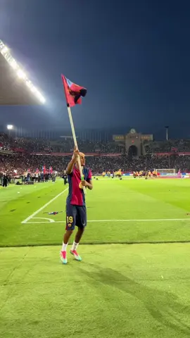 ¡El “Niño Blaugrana” lo celebra con todo! 😎🔴🔵 Lamine Yamal celebró a su estilo el título de #LaLiga 🏆 🎥: IG/fcbarcelona #lamineyamal #yamal #barcelona #fcbarcelona #españa #futbol #Soccer 