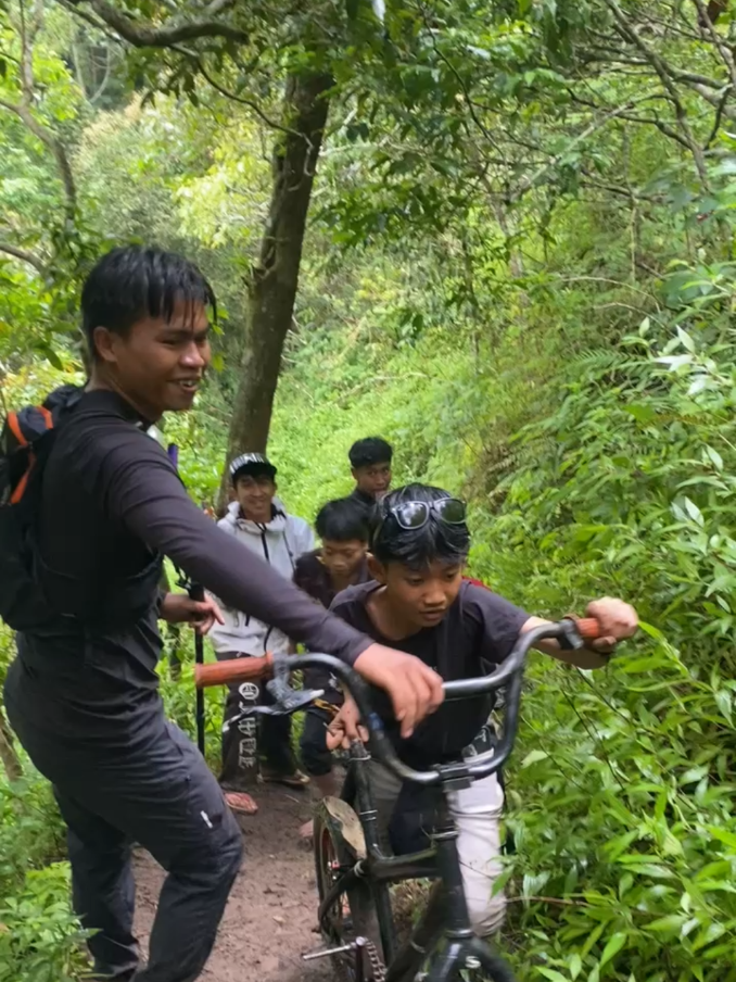 Aku bawa tas aja repot, ini malah bawa sepeda 😭😭 #Bukitbaodaya_1600mdpl  #anakgunung #pendaki #sembalunlombok #fypgunung #fyp 