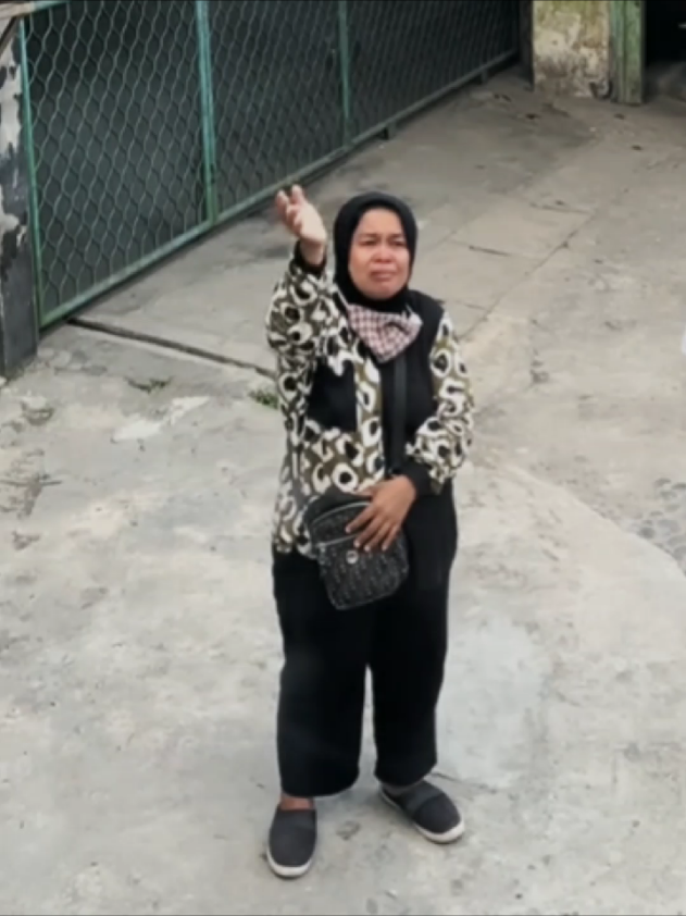 part paling sedih saat merantau adalah ketika harus melihat tetesan air mata ibu dan lambaian tangannya ketika melepas anaknya pergi merantau 🥀#ibu #fypシ゚ #sadstory #bismillahfyp #xzyabc #fypage #xyzabc #fypシ゚viral #fypdonggggggg 